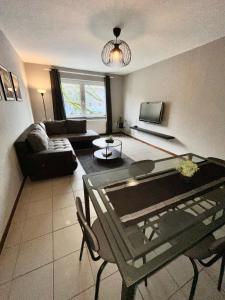 een woonkamer met een bank en een tafel bij Apartment Central 10E 90qm Wi-Fi free Parking calm back house in Dortmund