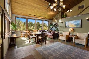 een woonkamer met een tafel en stoelen bij Duck Inn Lodge in Whitefish