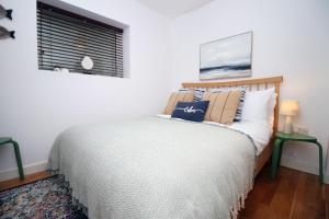 a bedroom with a bed and a window at Coastal penarth dream! Close to Cardiff superb location near bars and restaurants! Dog friendly and welcome breakfast pack! in Cardiff