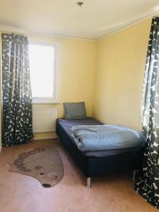 Säng eller sängar i ett rum på Home Stays-Private Rooms in a Villa Near City for families/Individuals