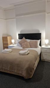 um quarto com uma cama grande com duas toalhas em Shortridge Terrace - 1 em Jesmond