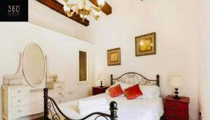 - une chambre avec un lit avec un miroir et une commode dans l'établissement Sannat Hills Farmhouse, à Sannat