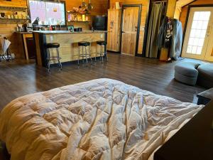 duże łóżko w pokoju z kuchnią w obiekcie Charming Melrose Place Suite #4 w mieście Victoria