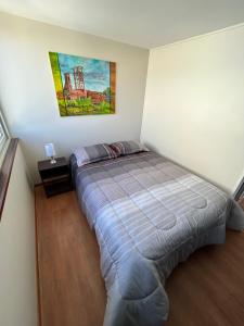 1 cama en una habitación con un cuadro en la pared en Mirador Plaza, en Concepción 23 fotos más