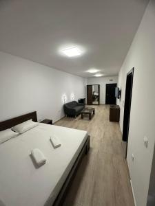 een slaapkamer met een bed en een woonkamer bij St George Apartcomplex in Shkorpilovtsi