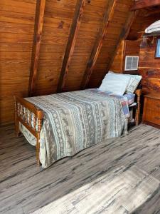 Ένα ή περισσότερα κρεβάτια σε δωμάτιο στο A-Frame Cabin #4 on Patoka Lake in Southern Indiana +6 φωτογραφίες