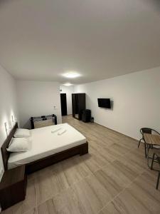 シュコルピロフツにあるSt George Apartcomplexのベッドルーム1室(ベッド1台、テレビ付)