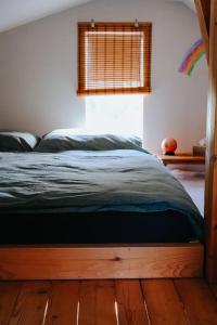 Łóżko w sypialni z drewnianą podłogą w obiekcie Domček w mieście Nowe Zamki