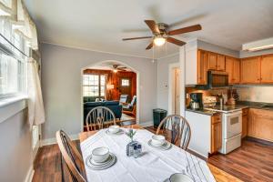 - une cuisine et une salle à manger avec une table et des chaises dans l'établissement Peaceful Tallassee Cottage on 2 Acres!, à Tallassee