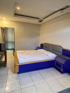 ein Schlafzimmer mit einem blauen Bett in einem Zimmer in der Unterkunft Villa do Lago in Poços de Caldas