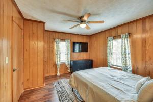 1 dormitorio con 1 cama y ventilador de techo en Peaceful Tallassee Cottage on 2 Acres!, en Tallassee