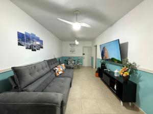 ein Wohnzimmer mit einem Sofa und einem Flachbild-TV in der Unterkunft Apartamento Copa Resort HIR 19 in Rio de Janeiro