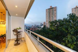 een balkon met een tafel en uitzicht op de stad bij Spacious 2 bedroom apartment in the heart of Provenza in Medellín
