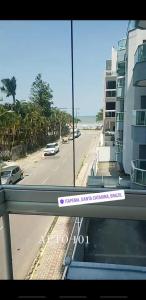 una ventana de un edificio con vistas a la calle en Apartamento 101, en Itapema