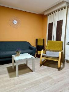 sala de estar con sofá y mesa en Apartamento Kalea corazón urbano, en Vitoria-Gasteiz