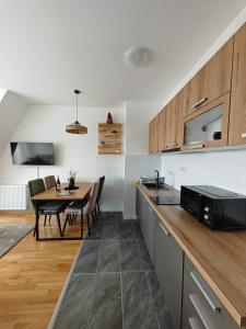 Kuchyňa alebo kuchynka v ubytovaní Apartman Monika 2