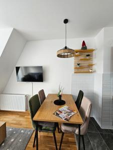Televízia a/alebo spoločenská miestnosť v ubytovaní Apartman Monika 2