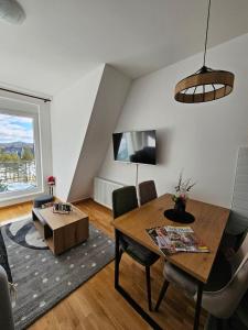 Televízia a/alebo spoločenská miestnosť v ubytovaní Apartman Monika 2