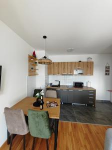 Kuchyňa alebo kuchynka v ubytovaní Apartman Monika 2