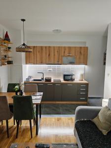 Kuchyňa alebo kuchynka v ubytovaní Apartman Monika 2
