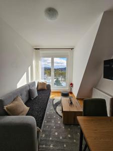 ein Wohnzimmer mit einer Couch und einem Tisch in der Unterkunft Apartman Monika 2 in Divčibare