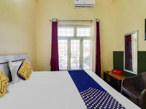 a bedroom with a bed and a window at OYO Hotel Mount View in Haldwāni