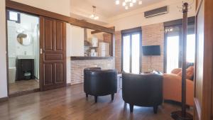uma sala de estar com cadeiras pretas e uma lareira em Apartamentos Zocosol by Toledo AP em Toledo
