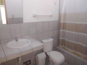 a bathroom with a toilet and a sink at HOSPEDAJE PARACAS SUR in Paracas
