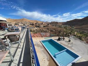 uitzicht op een zwembad bovenop een resort bij Salwa in Aït Ben Haddou