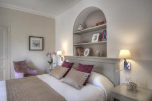 a bedroom with a bed with an arch above it at La Bastide de l'Oliveraie in Cannes