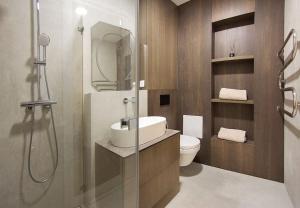 Un baño con lavabo, ducha e inodoro. en Butas Šiaulių mieste, en Šiauliai 10 fotos más