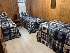 Habitación con 3 camas en una habitación en Adjoining Cabin #7A at Patoka 4 Seasons Resort en Scottsburg