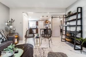 een woonkamer met een bank en stoelen en een keuken bij Forest Heights Upstairs in Edmonton
