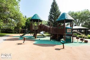 un niño jugando en un parque en Park Life Retreat - King Bed - Pet Friendly - Sleeps 6, en Edmonton