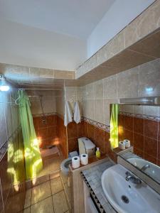 y baño con lavabo y aseo. en CampSurf Morocco, en Tamraght Ouzdar