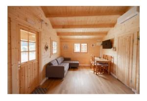 a living room with a couch and a table at BUNGALOWS MARTINA in Coó
