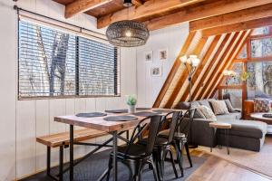 een eetkamer met een tafel en stoelen bij 614 Aspen Woods Chalet in Innsbrook