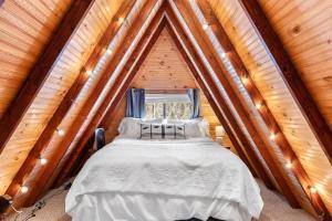een slaapkamer in een tiny house met een bed bij 614 Aspen Woods Chalet in Innsbrook