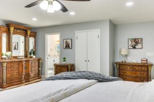 - une chambre avec un lit et un ventilateur de plafond dans l'établissement Modern Escondido Home with Furnished Deck, Fire Pit!, à Escondido