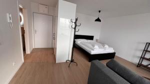 un soggiorno con letto e specchio di 2 room Apartment with terrace, new building, 35 a Bratislava