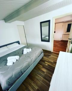 - une chambre avec un lit et des serviettes dans l'établissement Mansarda sul mare - La Contessa di Caprafico, à Gênes