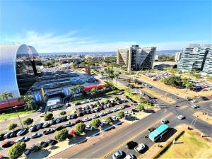 una vista aérea de una ciudad con aparcamiento en Cullinan 1110E · Hotel Cullinan Luxury Premium quarto com vista, en Brasilia
