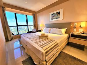 1 dormitorio con 1 cama grande y ventana grande en Cullinan 1110E · Hotel Cullinan Luxury Premium quarto com vista, en Brasilia
