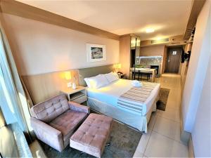 una habitación de hotel con una cama y una silla en Cullinan 1110E · Hotel Cullinan Luxury Premium quarto com vista, en Brasilia 7 fotos más