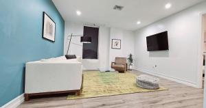 ein Wohnzimmer mit einem Sofa und einem Stuhl in der Unterkunft The Lofts on Clematis 306 Downtown West Palm Beach in West Palm Beach