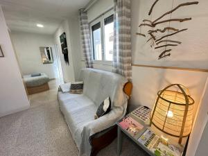 ein Wohnzimmer mit einem Sofa und einem Tisch in der Unterkunft Apartamento con terraza Delta Slow in Deltebre
