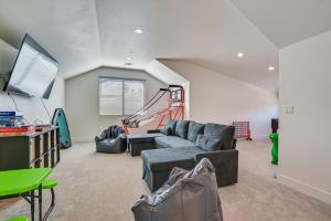 een woonkamer met een bank en een tafel bij Flagstaff Group Getaway with Game Room and Deck in Flagstaff