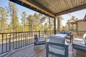 een terras met een tafel en stoelen op een veranda bij Flagstaff Group Getaway with Game Room and Deck in Flagstaff