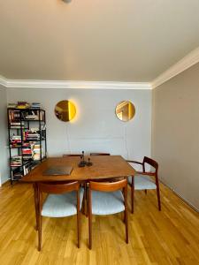 uma sala de jantar com uma mesa de madeira e cadeiras em Cozy, central Apartment em Reiquiavique