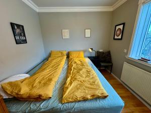 uma cama com um edredão amarelo num quarto em Cozy, central Apartment em Reiquiavique